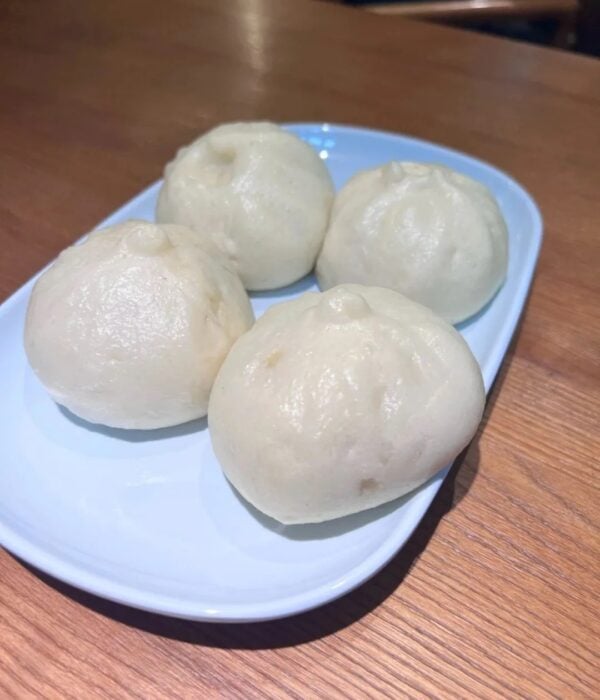 Steamed buns on a blue plate at Wang Ri Shun Hao in Hangzhou