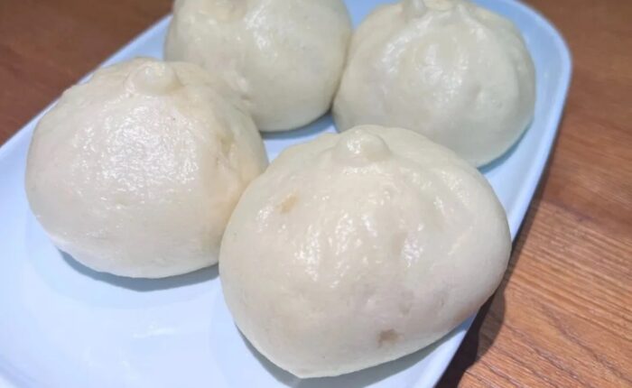 Steamed buns on a blue plate at Wang Ri Shun Hao in Hangzhou