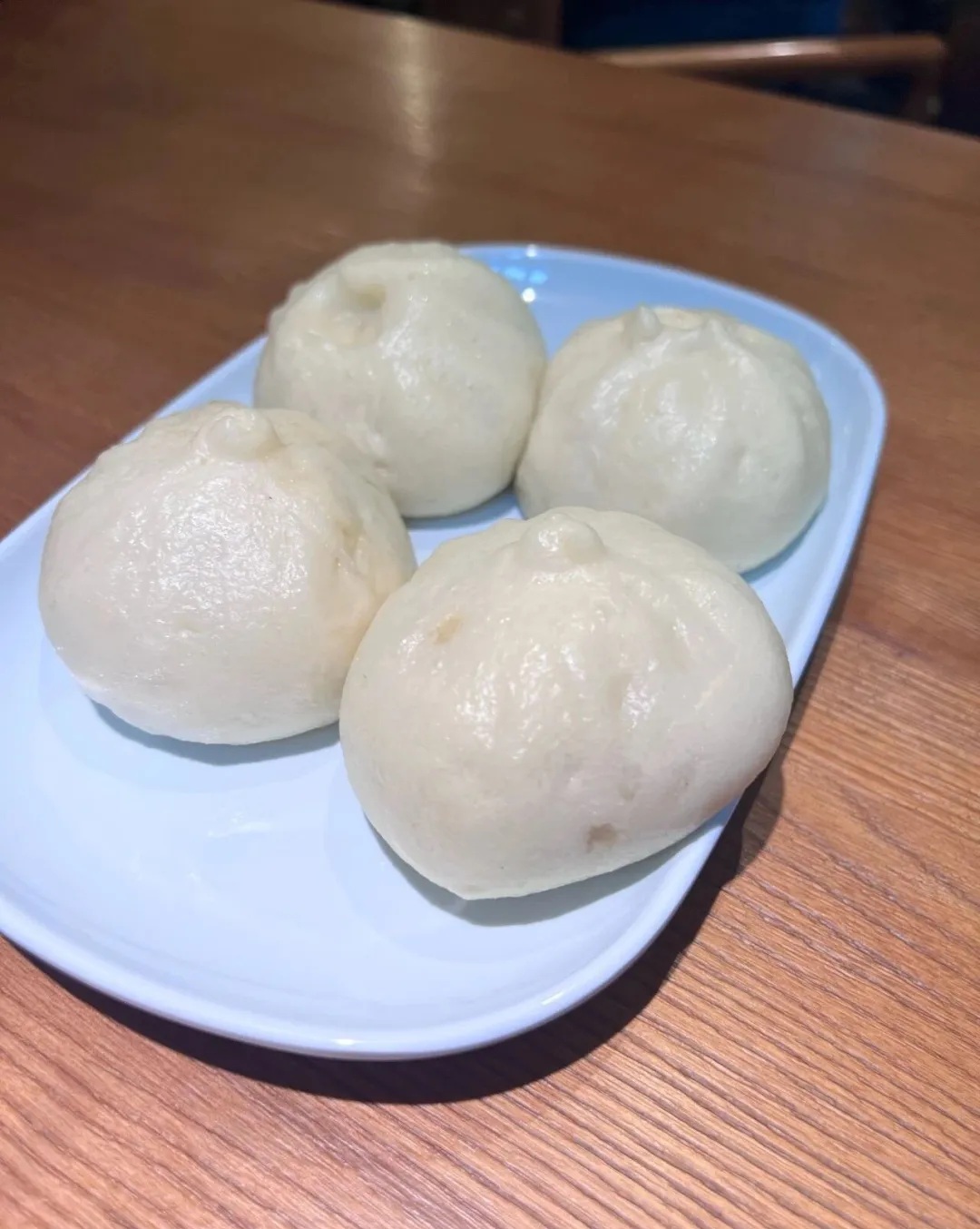 Steamed buns on a blue plate at Wang Ri Shun Hao in Hangzhou