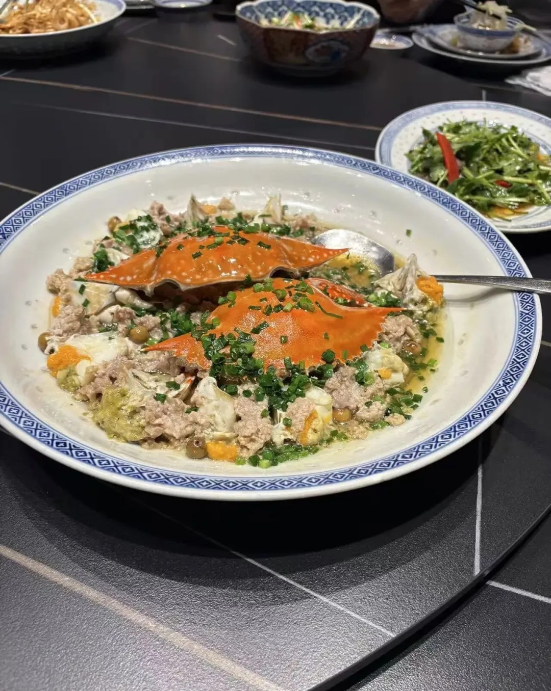 A crab dish in a blue-and-white bowl at Jiang Nan Yu Ge